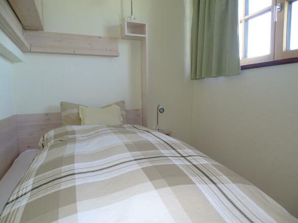 Kinderzimmer mit hochgeklapptem Stockbett