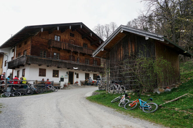 Dandlberalm mit Radfahrer © Chiemsee-Alpenland Tourismus