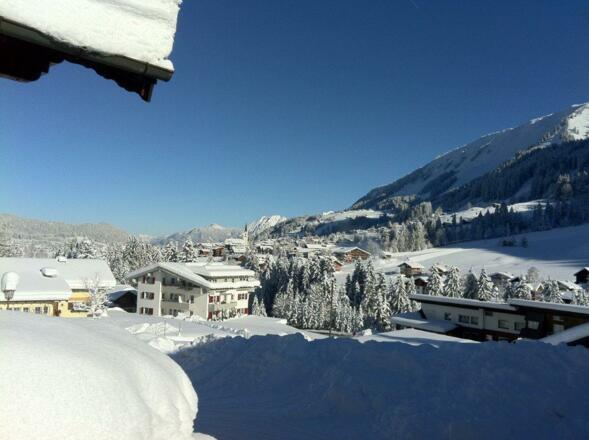 Blick vom Haus auf Riezlern und Kanzelwand