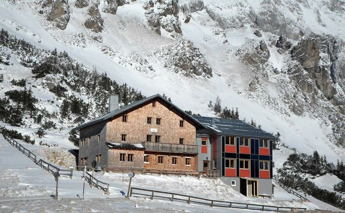 Carl-von-Stahl-Haus im Winter