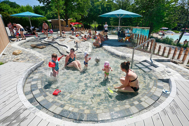 Kinderbecken im Außenbereich.