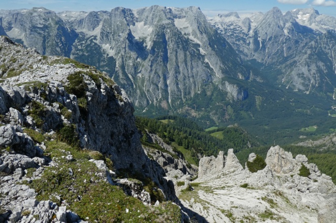 Blick vom Hirscheck zu Hochsteinalm und Lögerhütte