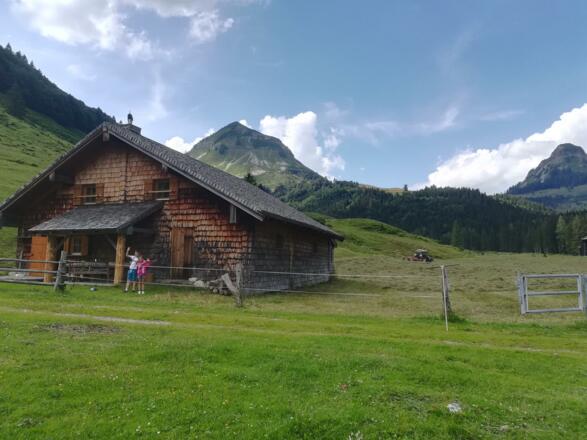Almhütte mit gr. und kl. Gennerhorn im Hintergrund