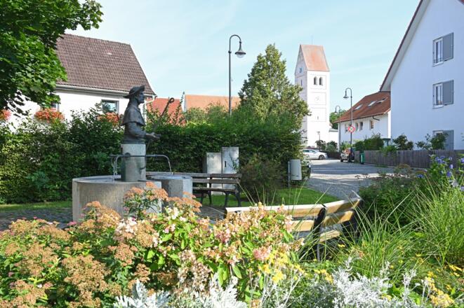 Brunnen mit Pilgerstatue und Kirche St. Jakob in Unterpfaffenhofen