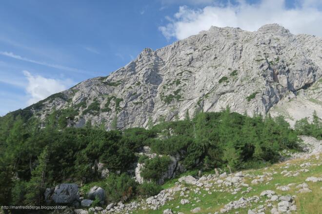 Nach der Salmeralm versuchen wir zum Wandfuß zu gelangen