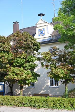 Altes Rathaus Germering mit historischer Turmuhr