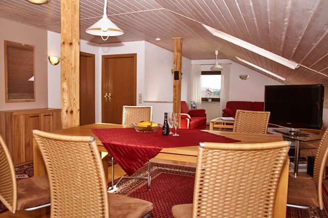 Essbereich und Fernseh-Ecke