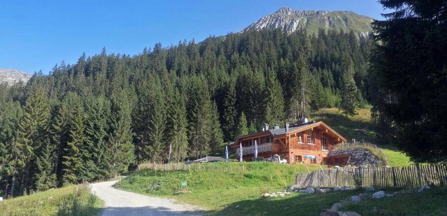 Die bewirtschaftete Berghütte Kasermandl, im Hintergrund die Rote Wand