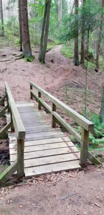 Restaurierte Brücke über einen kleinen Bach