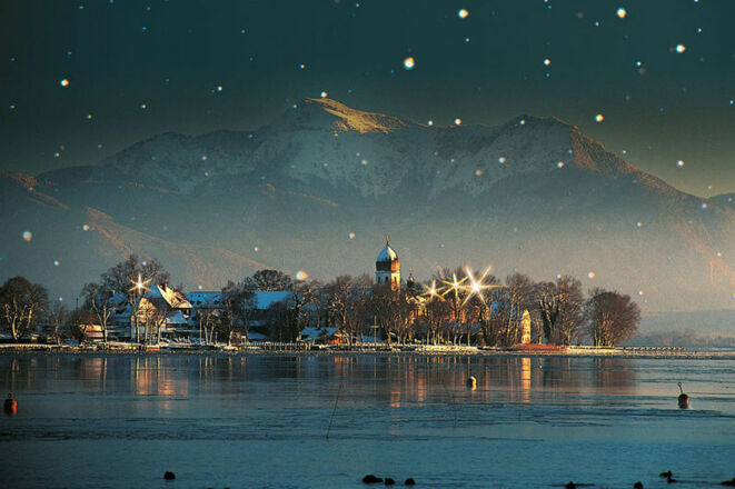 Fraueninsel am Chiemsee bei Sternenhimmel.