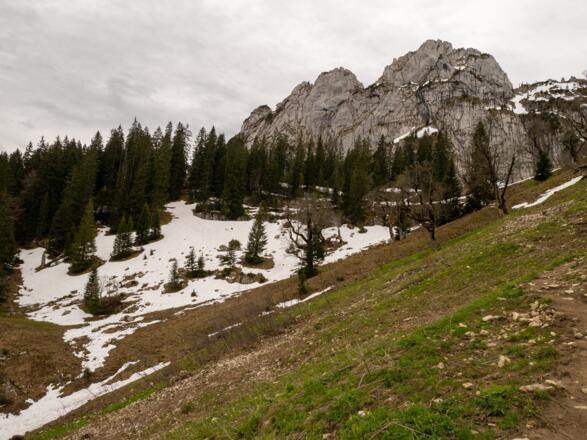 Früh in der Wandersaison kann man hier noch viel Schnee antreffen.