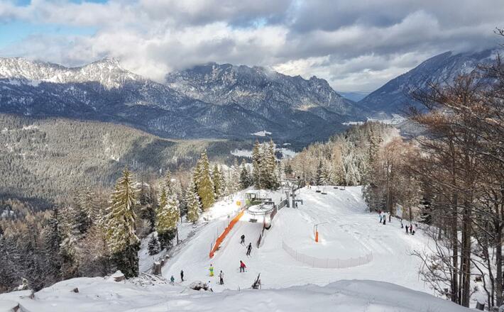 Blick zur Bergstation der Sesselbahn vom Gipfel des Götschen