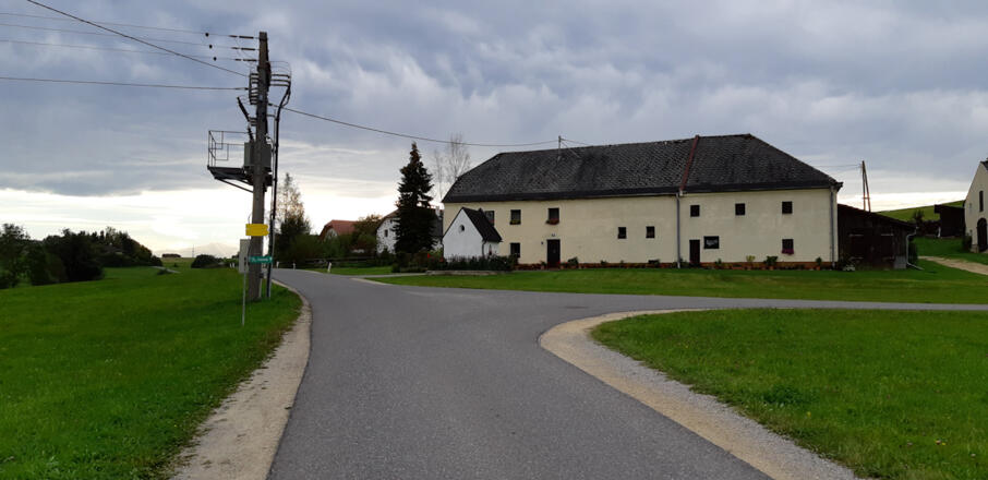 Abzweigung in Labach, rechts dem Weg folgen