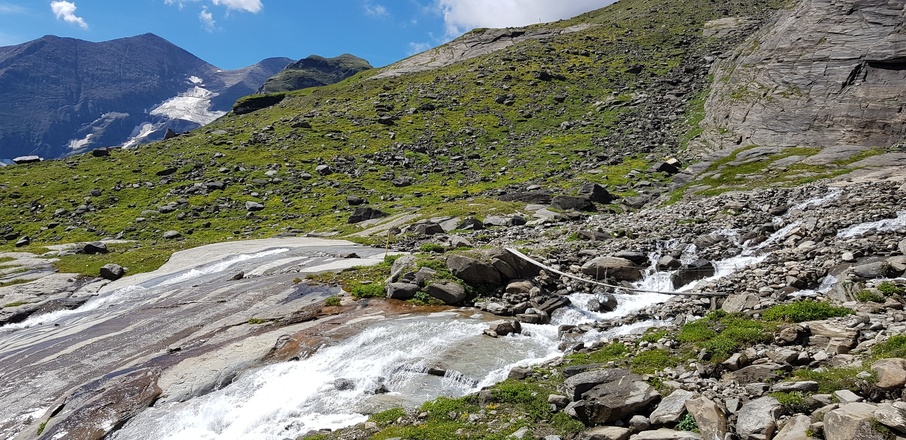 Wasserfall mit Hängebrücke