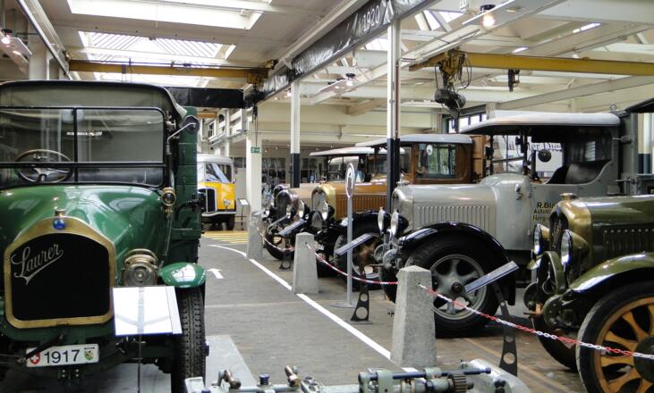 Das Saurer-Museum zeigt Oldtimer-Nutzfahrzeuge und historische Textilmaschinen. Täglich geöffnet.