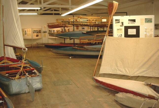 Ausgestellte Faltboote im Kleppermuseum.