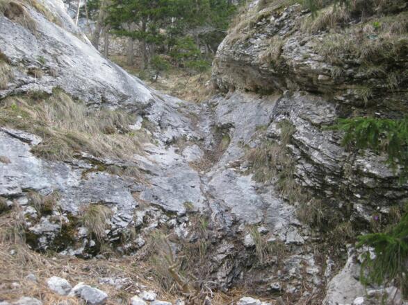 Hier ist Schluss mit Rinne - nach rechts zurück zum Wanderweg queren.