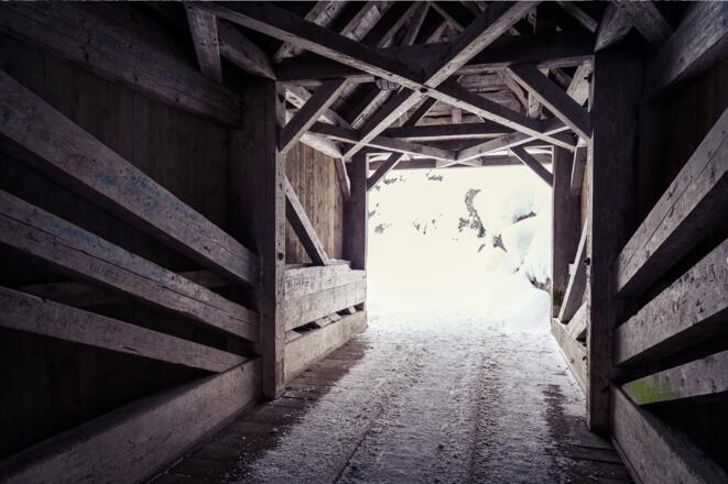 Massive Holzstämme der Leidtobelbrücke