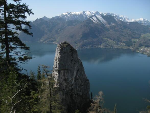 Blick über den spitzen Sulzkogel zum Höllengebirge