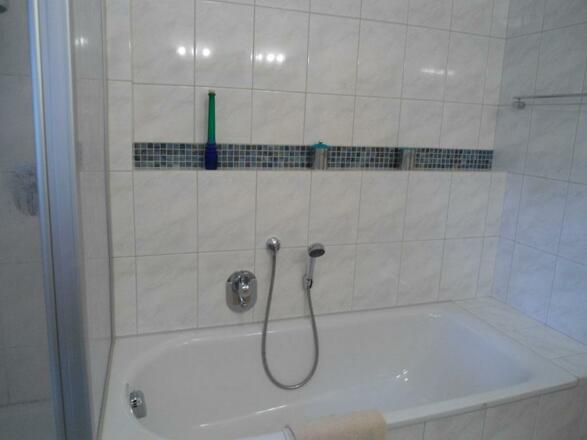 Bad mit Badewanne/Dusche