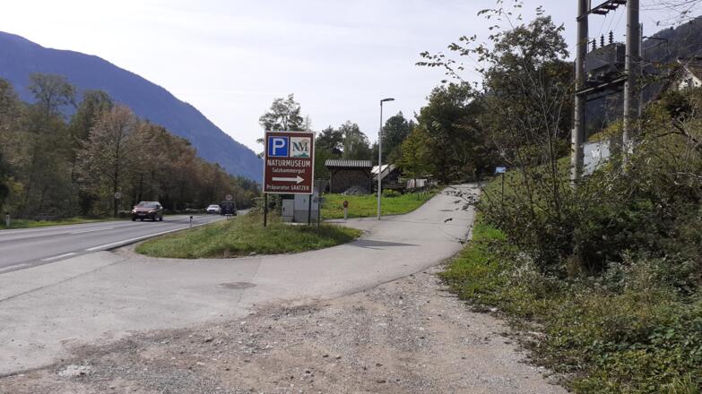 Rechts ab und nach ca. 100m parken.