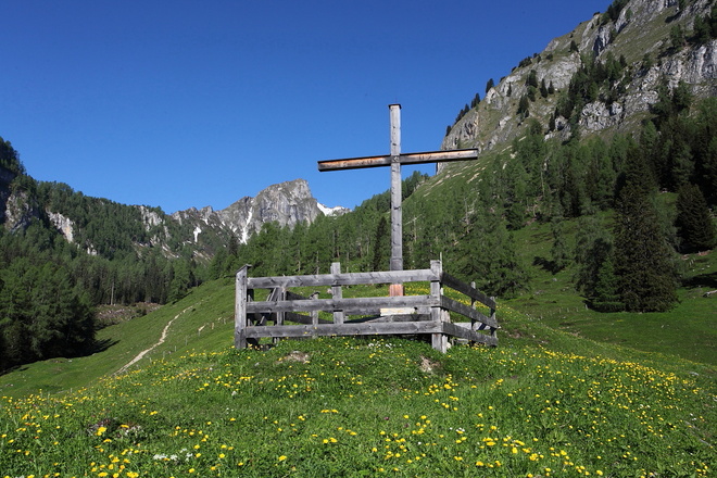 Kreuz direkt neben der Igltalalm