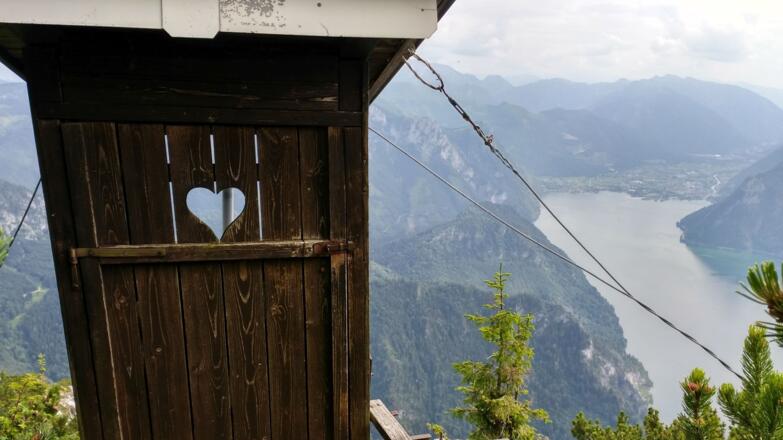 Dieses "Scheißhäusl" ist namensgebend für die darunterliegende Rinne.