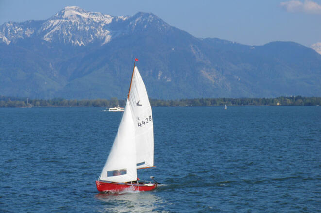 Segelboot auf dem Chiemsee vor toller Alpenkulisse.