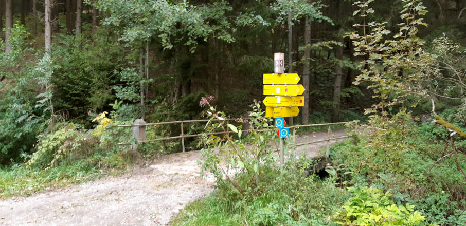 Abzweigung bei der Dormühle, rechts geht der Weg hoch