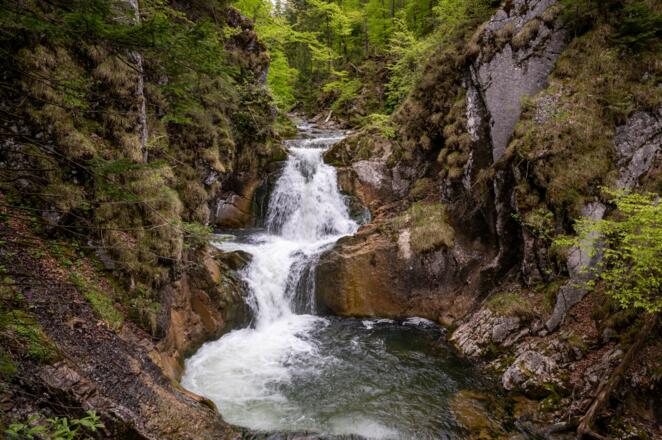 Wasserfall und Tosbecken
