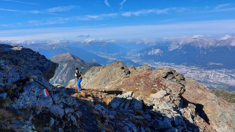 Am Grat zur Sonnenspitze. Hinten der Patscherkofel, unten Innsbruck.
