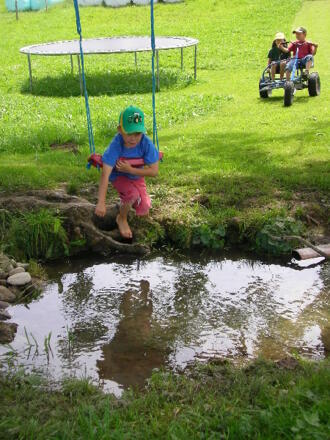 Kinderschaukel am Bach