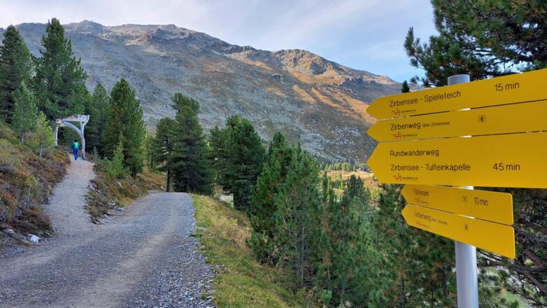 Noch kurz Richtung Zirbensee. Hinten der mächtige Nordhang des Glungezers, durch den unser Anstieg - der Hirschvoglsteig - verläuft.