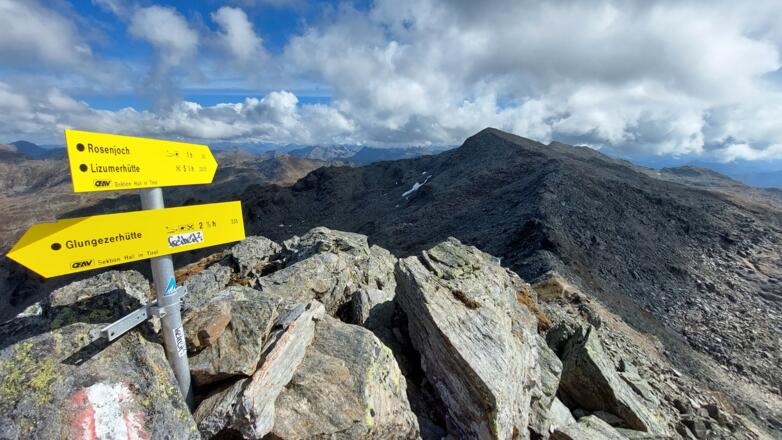 Bis knapp (ca. 80 hm) unterhalb des Rosenjochgipfels verfolgen wir den Grat weiter.