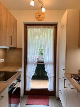 Küche mit Tür zum Balkon