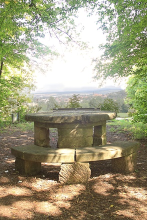 Steinerner Tisch