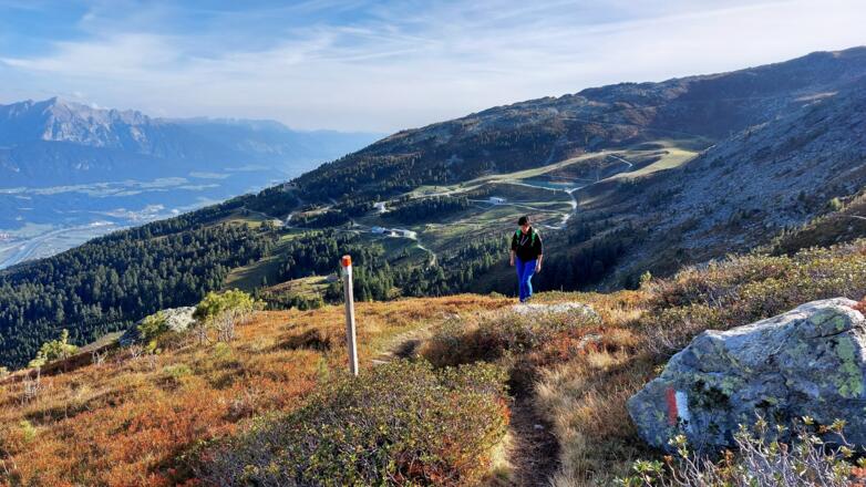 Am Hirschvoglsteig. Hinten das Skigebiet, die Tulfeinalm und der Zirbensee (Speichersee).