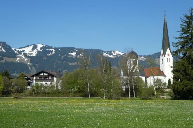 Kirche von Fischen mit Berge