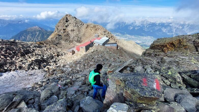 Auf dem Weg zum Glungezergipfel. Außen die Sonnenspitze über die wir aufgestiegen sind, unten die Glungezerhütte.