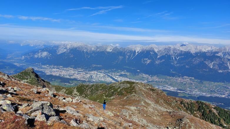 Knapp unterhalb des Gratverlaufs Patscherkofel - Glungezer. Unten das Inntal mit Innsbruck, dahinter die Nordkette (Karwendel).
