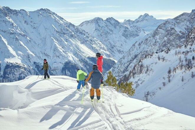 Familie_beim_Tiefschneefahren_(c)_Alex_Kaiser_-_Al