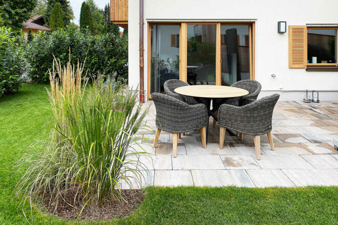 Garten mit privater Sonnenterrasse