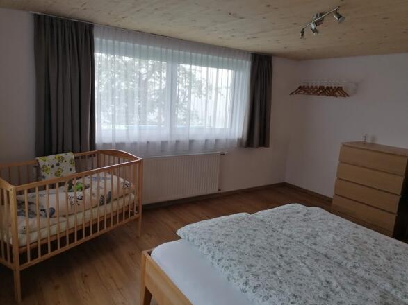 Doppelzimmer mit Gitterbett