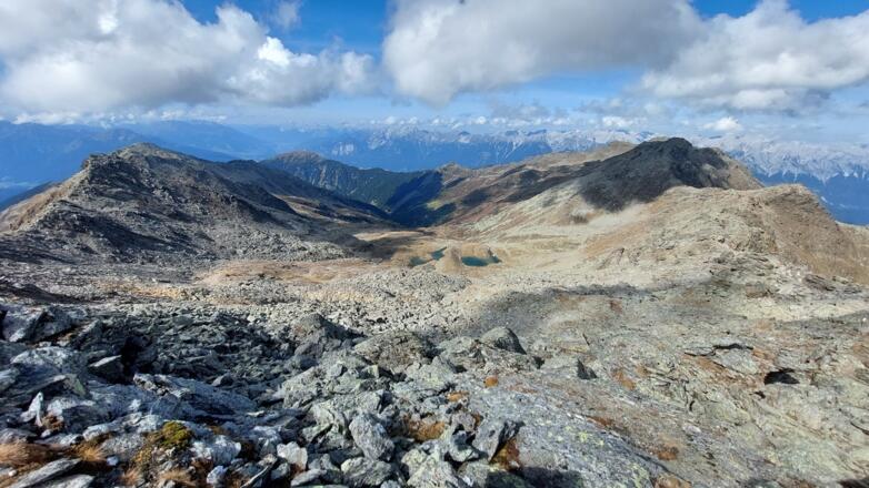 Das gesamte Viggartal mit der Seegrube und dem blauen See liegt vor uns. Rechts der Gratverlauf vom Glungezer - unser Weg.