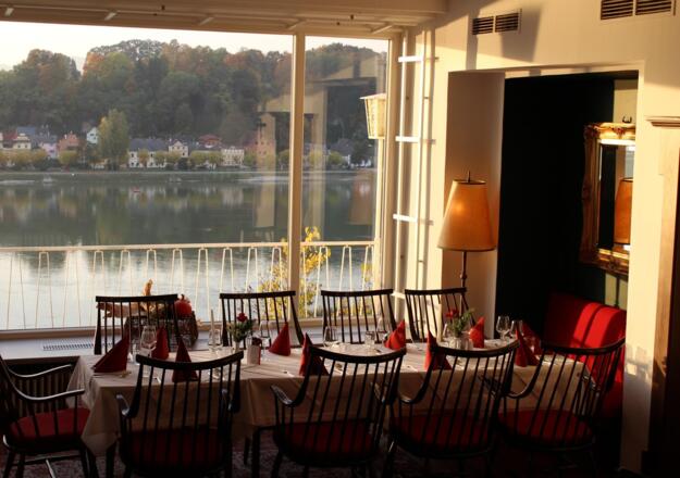 Restaurant mit Ausblick auf die Donau