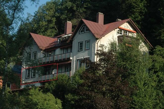 Hausansicht mit rot markierter Wohnung