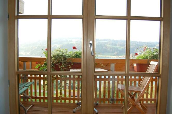 Blick vom Schlafzimmer auf den Balkon