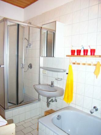 Bad: Dusche und Waschtisch