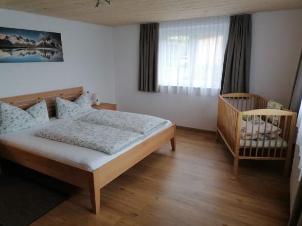 Doppelzimmer mit Gitterbett