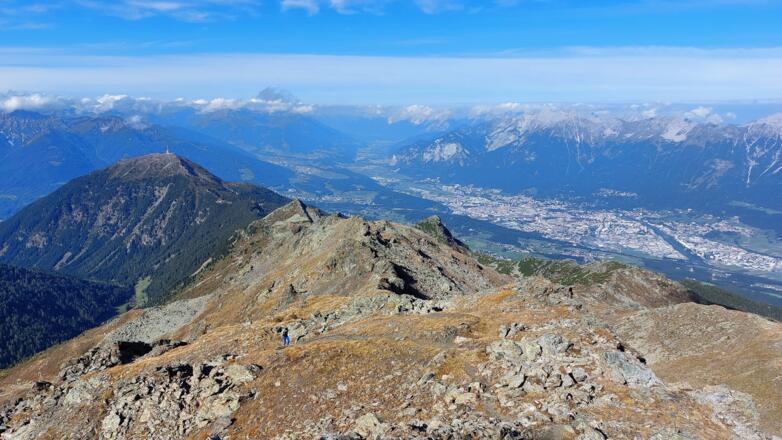 Der Grat vom Patscherkofel zum Glungezer trennt das Viggartal (links) vom Inntal.